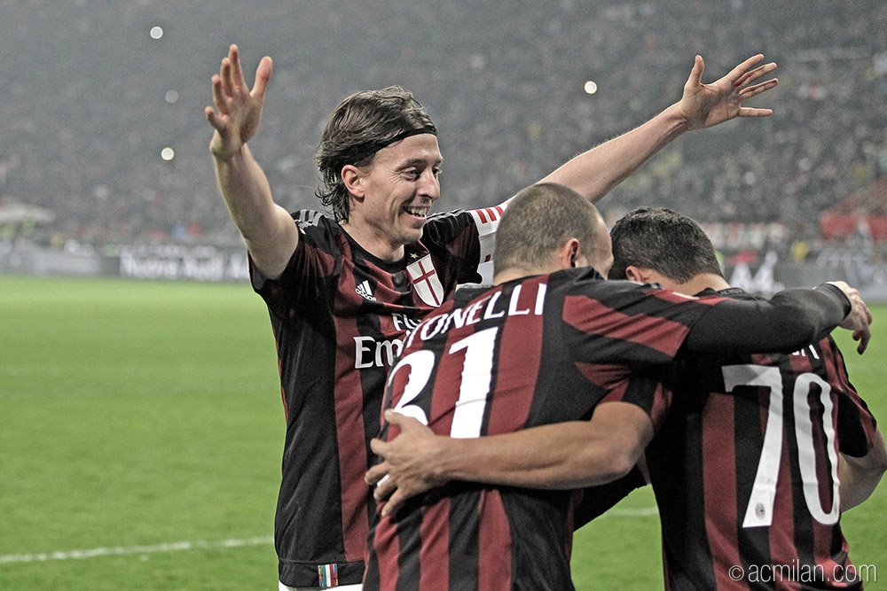 Montolivo celebrates with the squad against Inter. | Image: acmilan.com