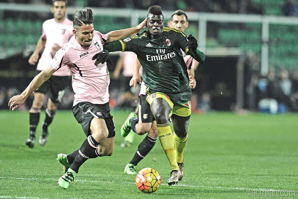M'Baye Niang takes on an opponent. Image: acmilan.com