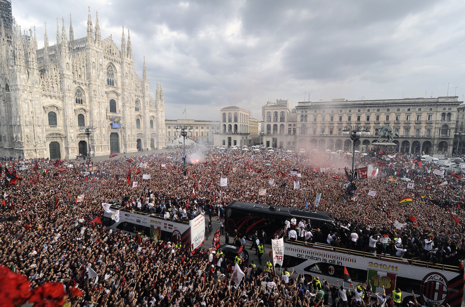 Milan celebrate Scudetto 18 in the Piazza del Duomo. | ALBERTO LINGRIA/AFP/Getty Images