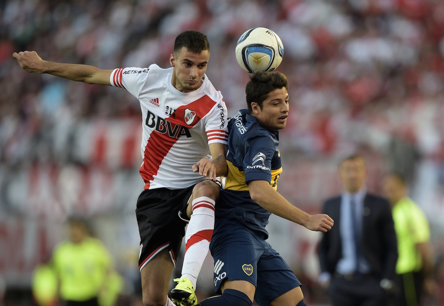 Mammana battles Palacio in the Argentine Superclasico. | JUAN MABROMATA/AFP/Getty Images