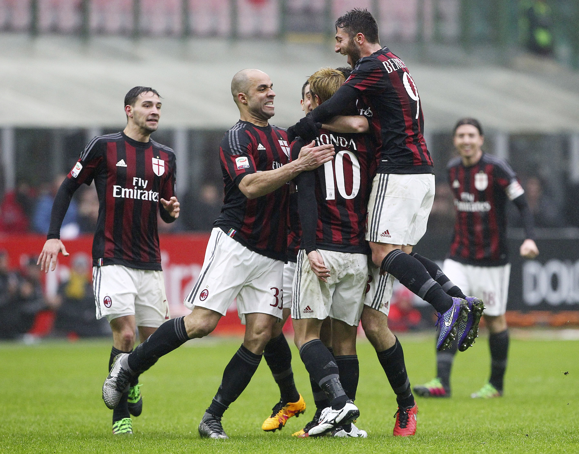 Keisuke celebrates his goal against Genoa with teammates. | Marco Luzzani/Getty Images