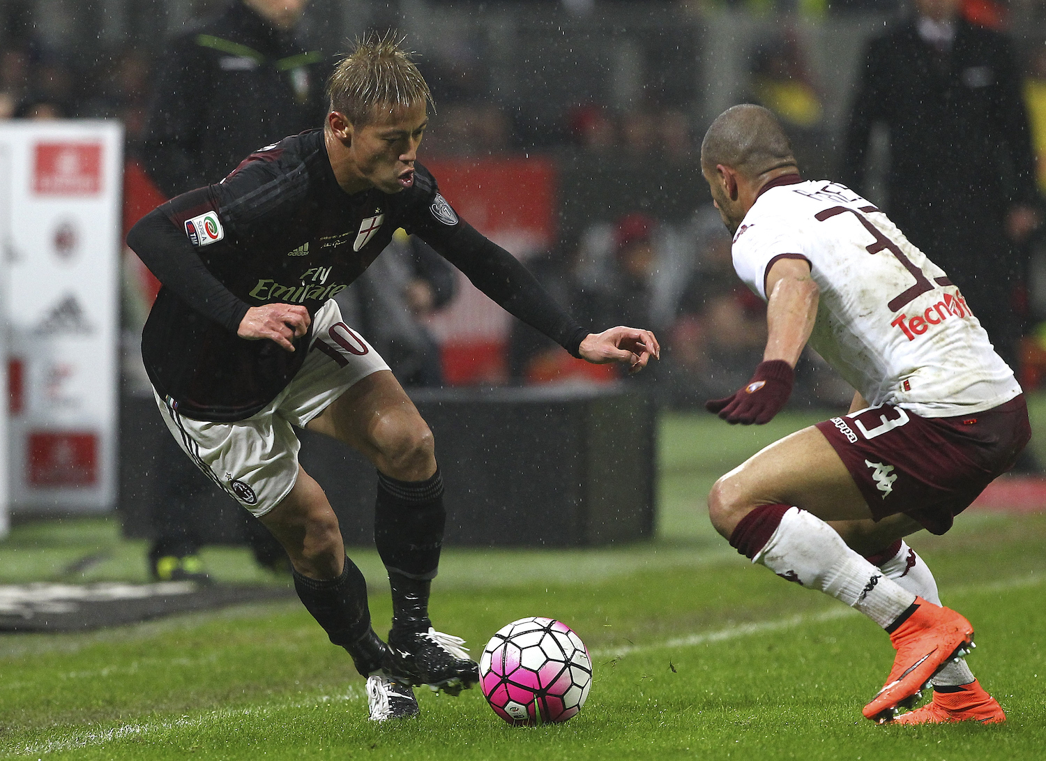 Honda squares up with Bruno Peres on the right. | Marco Luzzani/Getty Images