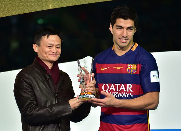 Luis Suarez receives the trophy from  Jack Ma as Barcelona won the FIFA Club World Cup. (YOSHIKAZU TSUNO/AFP/Getty Images)