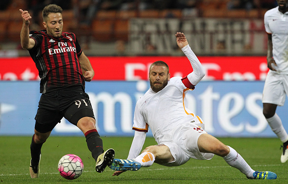 MILAN, ITALY - MAY 14:  Andrea Bertolacci of AC Milan is challenged by Daniele De Rossi of AS Roma during the Serie A match between AC Milan and AS Roma at Stadio Giuseppe Meazza on May 14, 2016 in Milan, Italy.  (Photo by Marco Luzzani/Getty Images)