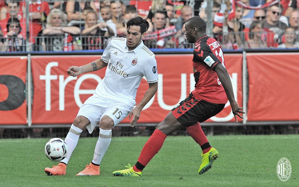 Gustavo Gomez in action against Freiburg. 