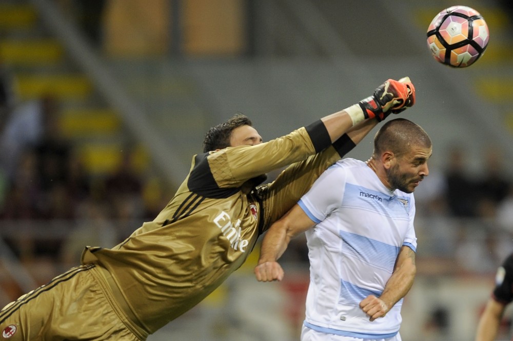 Filip Djordjevic of SS Lazio and Gianluigi Donnarumma of AC Milan in action during the Serie A match between AC Milan and SS Lazio at Stadio Giuseppe Meazza on September 20, 2016 in Milan, Italy. (Photo by Marco Rosi/Getty Images)