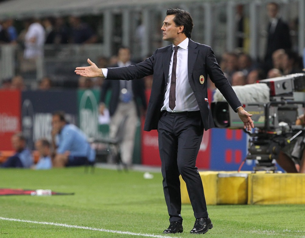 MILAN, ITALY - SEPTEMBER 20: AC Milan coach Vincenzo Montella issues instructions to his players during the Serie A match between AC Milan and SS Lazio at Stadio Giuseppe Meazza on September 20, 2016 in Milan, Italy. (Photo by Marco Luzzani/Getty Images)