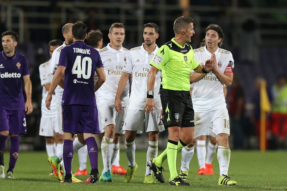 FLORENCE, ITALY - SEPTEMBER 25: Riccardo Montolivo of AC Milan talks to the referee Daniele Orsato after the race during during the Serie A match between ACF Fiorentina and AC Milan at Stadio Artemio Franchi on September 25, 2016 in Florence, Italy. (Photo by Gabriele Maltinti/Getty Images)