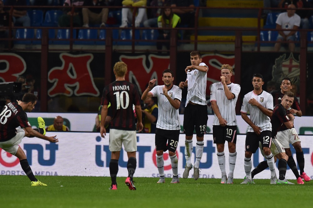 MILAN, ITALY - SEPTEMBER 19: Giacomo Bonaventura of Milan scores his team's sencond goal during the Serie A match between AC Milan and US Citta di Palermo at Stadio Giuseppe Meazza on September 19, 2015 in Milan, Italy. (Photo by Tullio M. Puglia/Getty Images)