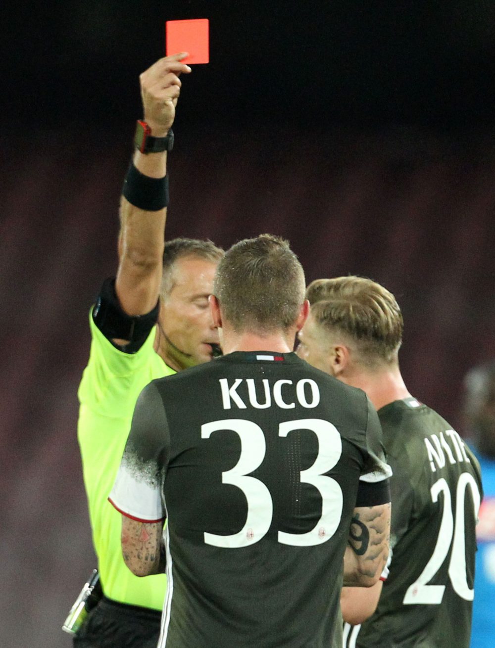 Milan's Slovakian midfielder Juraj Kucka receives a red card during the Italian Serie A football match SSC Napoli versus AC Milan on August 27, 2016 at the San Paolo stadium in Naples. / AFP / CARLO HERMANN (Photo credit should read CARLO HERMANN/AFP/Getty Images)