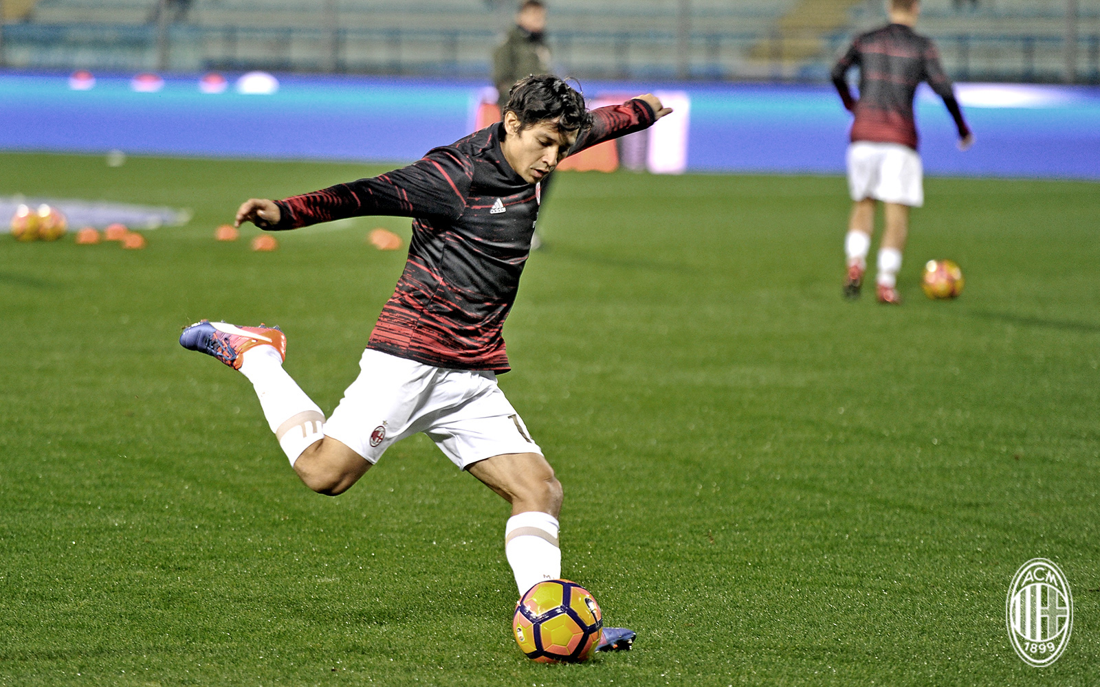 Mati Fernandez warming up before AC Milan's away game against Empoli