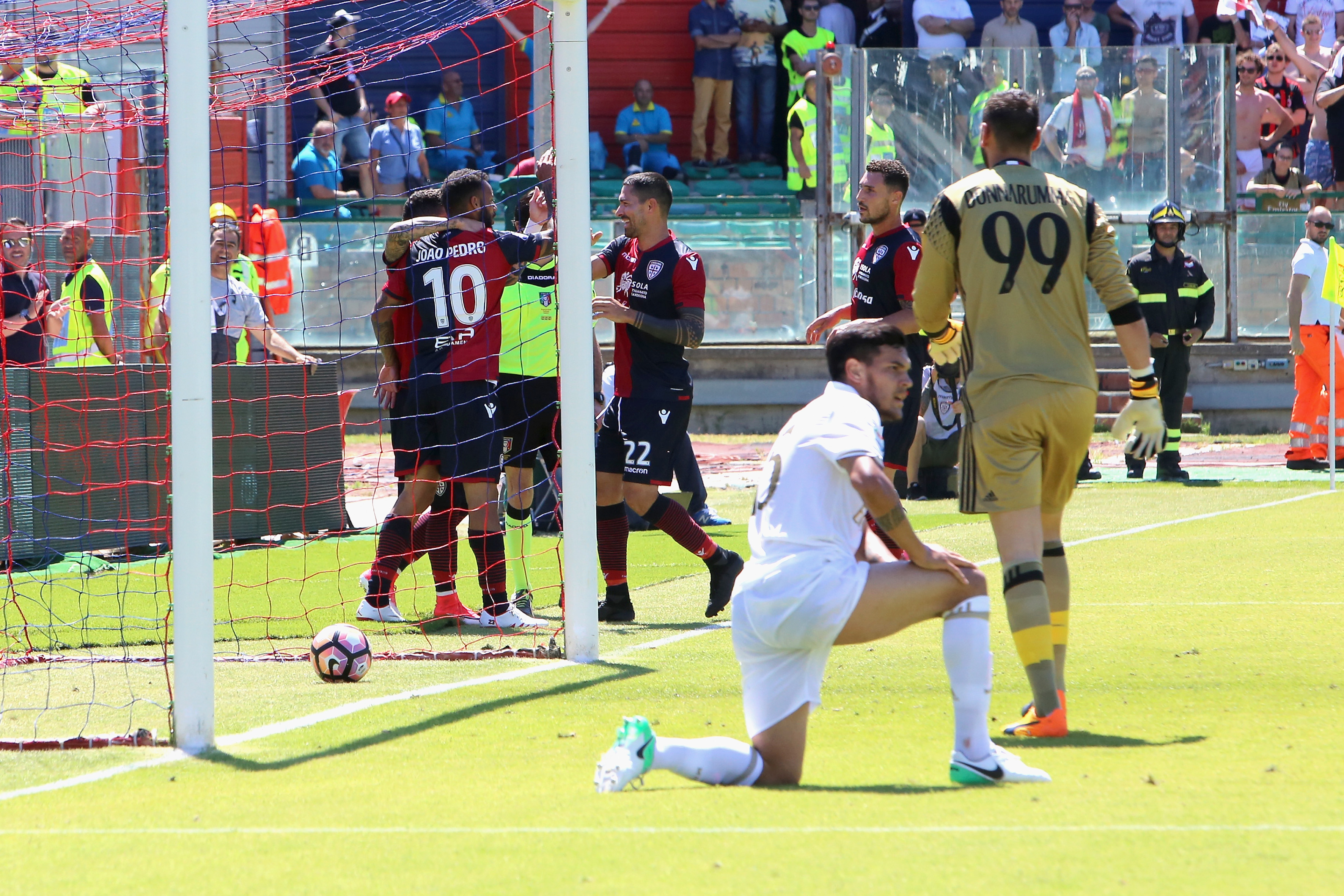 CAGLIARI, ITALY - MAY 28: Joao Pedro of Cagliari celebrates his goal 1-0 with team-mates during the Serie A match between Cagliari Calcio and AC Milan at Stadio Sant'Elia on May 28, 2017 in Cagliari, Italy. (Photo by Enrico Locci/Getty Images)