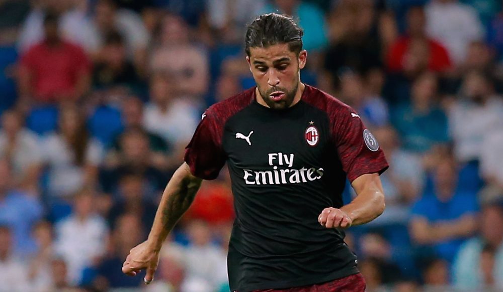MADRID, SPAIN - AUGUST 11: Ricardo Rodriguez of AC Milan controls the ball during the Santiago Bernabeu Trophy between Real Madrid CF and AC Milan at Estadio Santiago Bernabeu on August 11, 2018 in Madrid, Spain. (Photo by Gonzalo Arroyo Moreno/Getty Images)