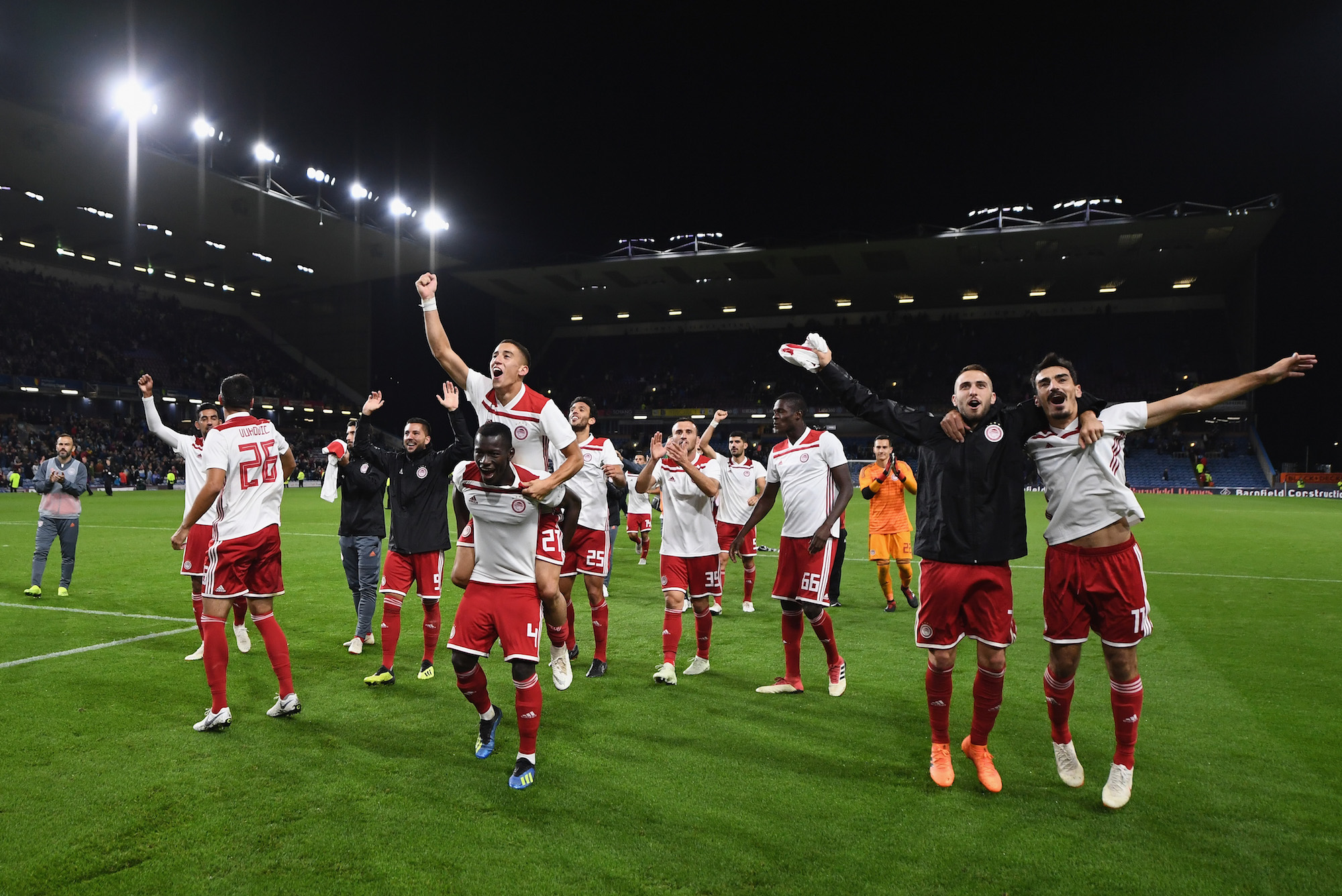 BURNLEY, ENGLAND - AUGUST 30: Olympiakos celebrate in front of their fans after the UEFA Europa League qualifing second leg play off match between Burnley and Olympiakos at Turf Moor on August 30, 2018 in Burnley, England. (Photo by Clive Mason/Getty Images)