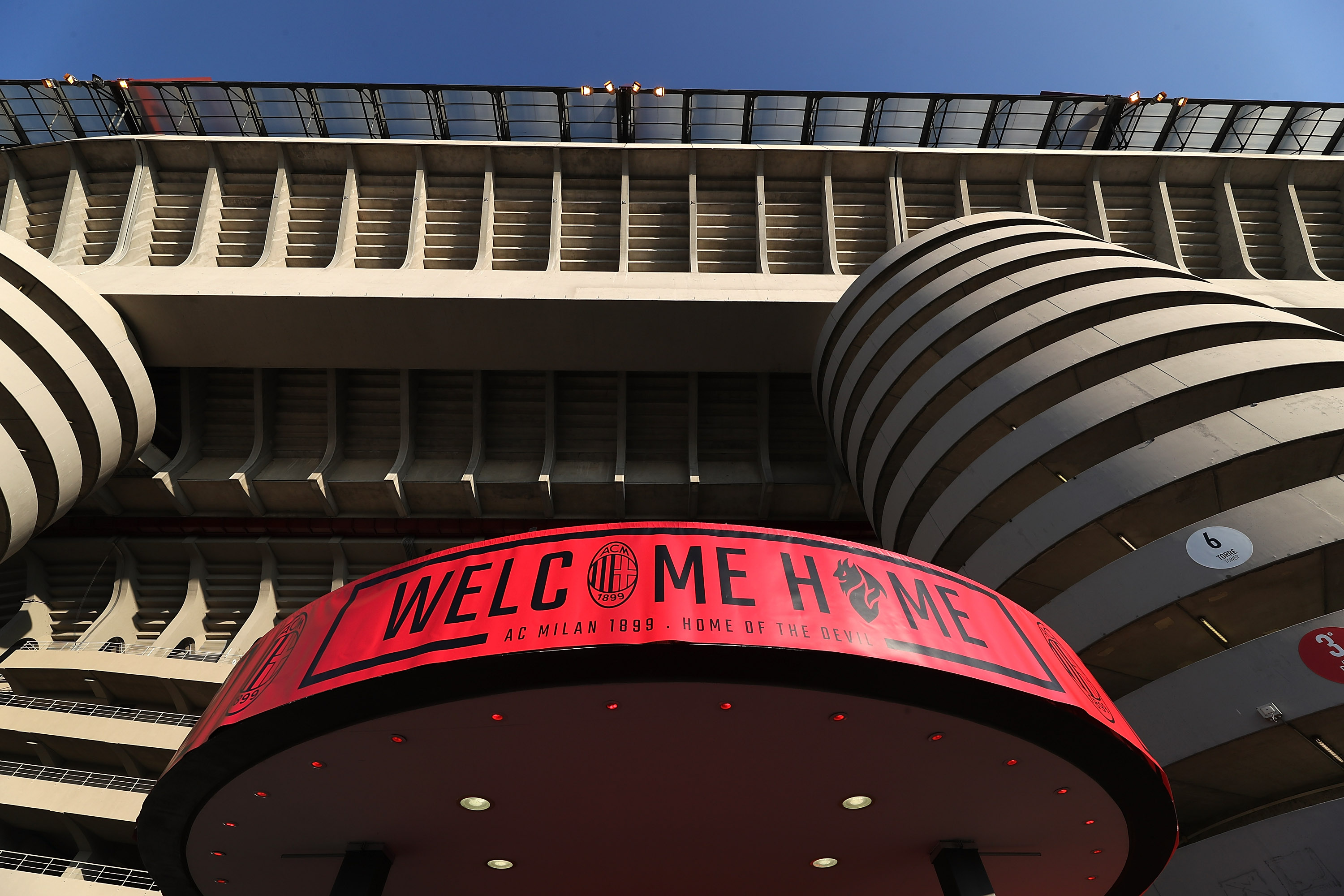 MILAN, ITALY - OCTOBER 04: A general view of the stadium ahead of the UEFA Europa League Group F match between AC Milan and Olympiacos at Stadio Giuseppe Meazza on October 4, 2018 in Milan, Italy. (Photo by Marco Luzzani/Getty Images)