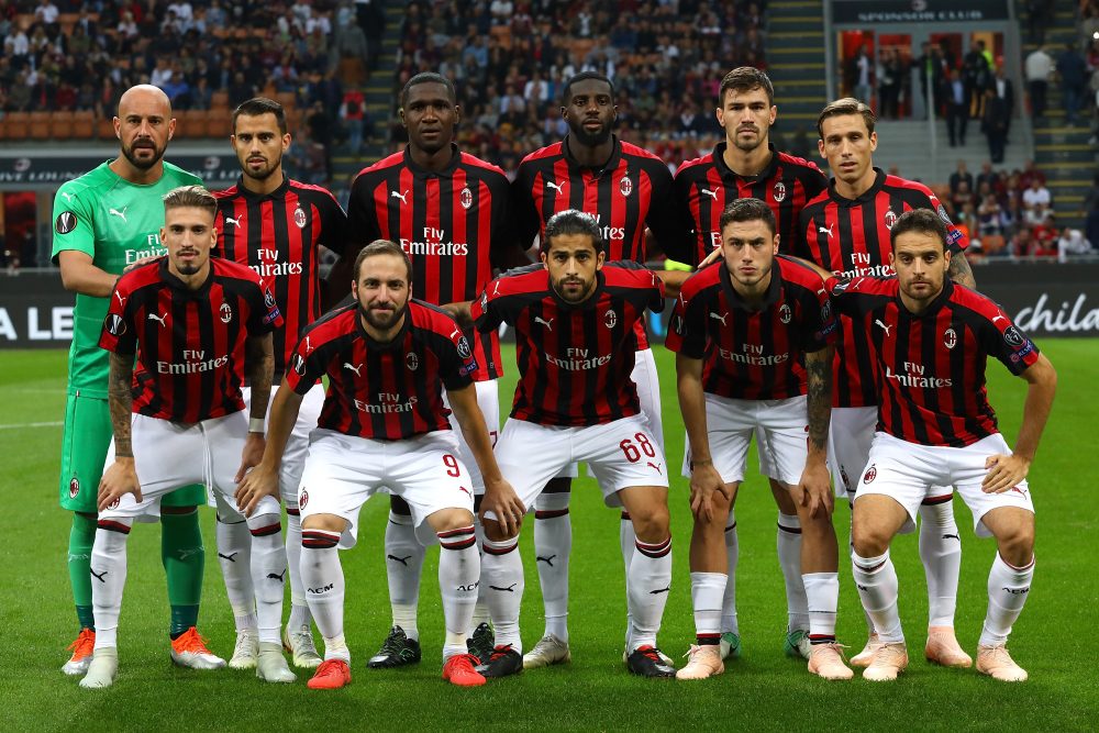 MILAN, ITALY - OCTOBER 04: AC Milan team line up before the UEFA Europa League Group F match between AC Milan and Olympiacos at Stadio Giuseppe Meazza on October 4, 2018 in Milan, Italy. (Photo by Marco Luzzani/Getty Images)