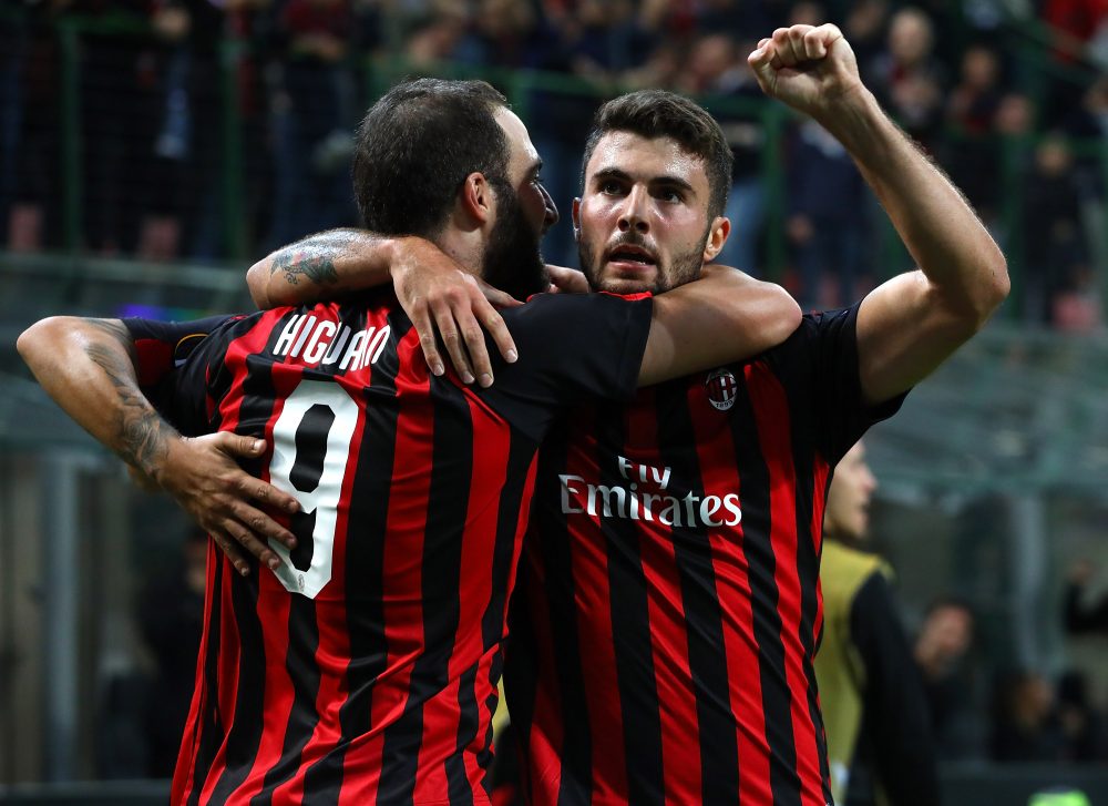 MILAN, ITALY - OCTOBER 04: Gonzalo Higuain of AC Milan celebrates his goal with his team-mate Patrick Cutrone during the UEFA Europa League Group F match between AC Milan and Olympiacos at Stadio Giuseppe Meazza on October 4, 2018 in Milan, Italy. (Photo by Marco Luzzani/Getty Images)
