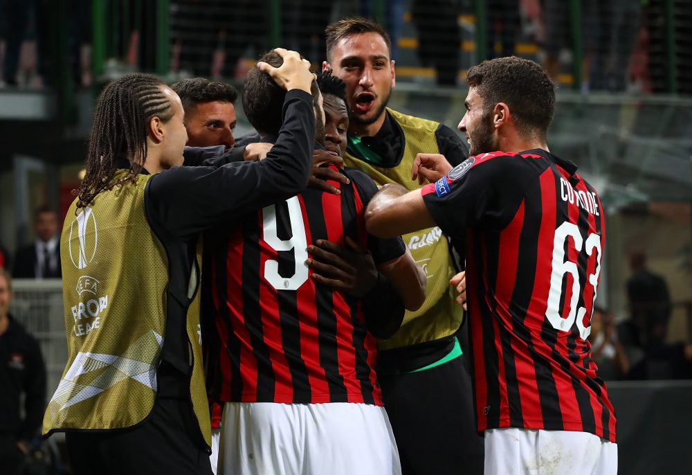 MILAN, ITALY - OCTOBER 04: Gonzalo Higuain #9 of AC Milan celebrates his goal with his team-mates during the UEFA Europa League Group F match between AC Milan and Olympiacos at Stadio Giuseppe Meazza on October 4, 2018 in Milan, Italy. (Photo by Marco Luzzani/Getty Images)