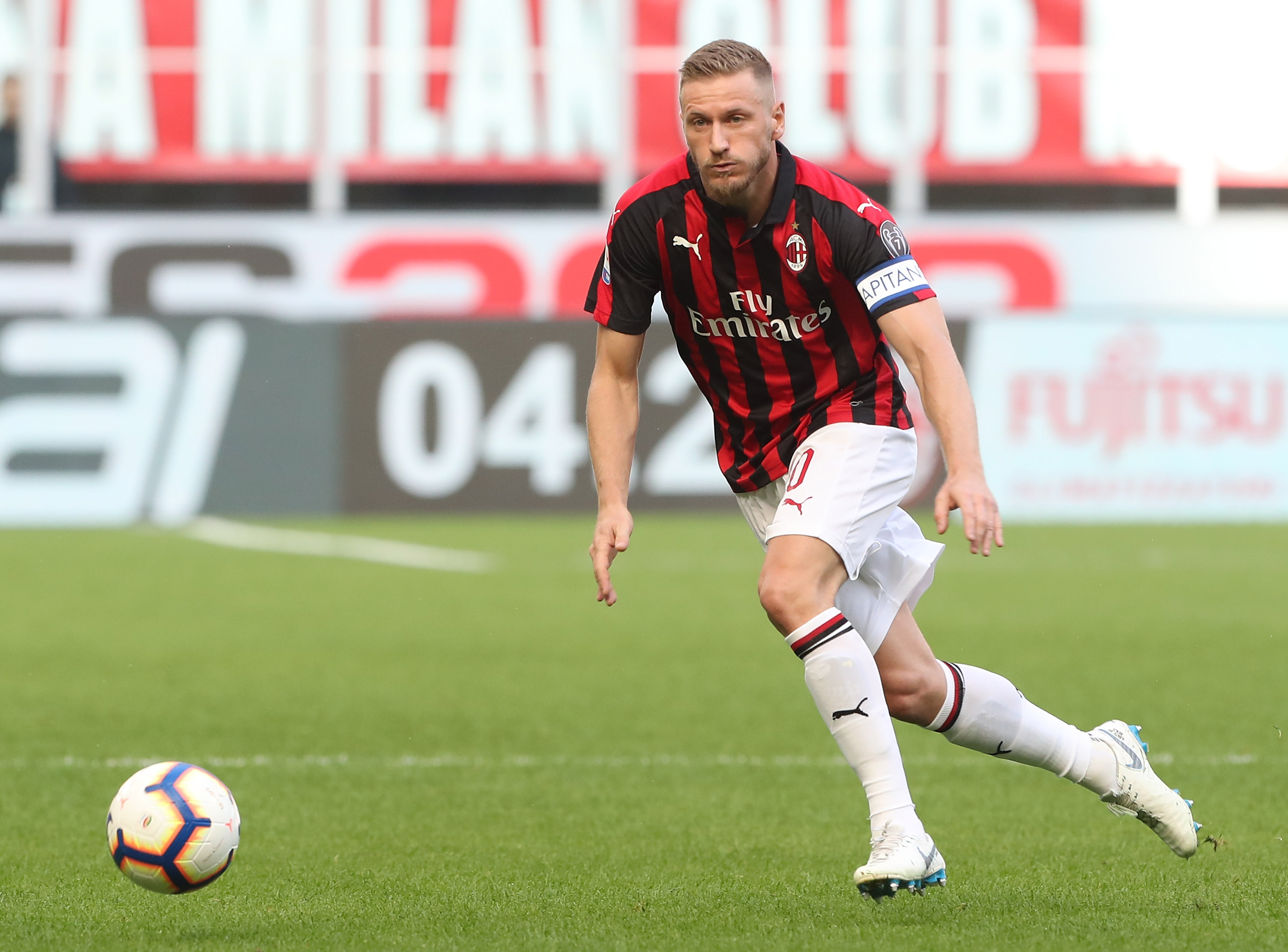 MILAN, ITALY - OCTOBER 07: Ignazio Abate of AC Milan in action during the Serie A match between AC Milan and Chievo Verona at Stadio Giuseppe Meazza on October 7, 2018 in Milan, Italy. (Photo by Marco Luzzani/Getty Images)