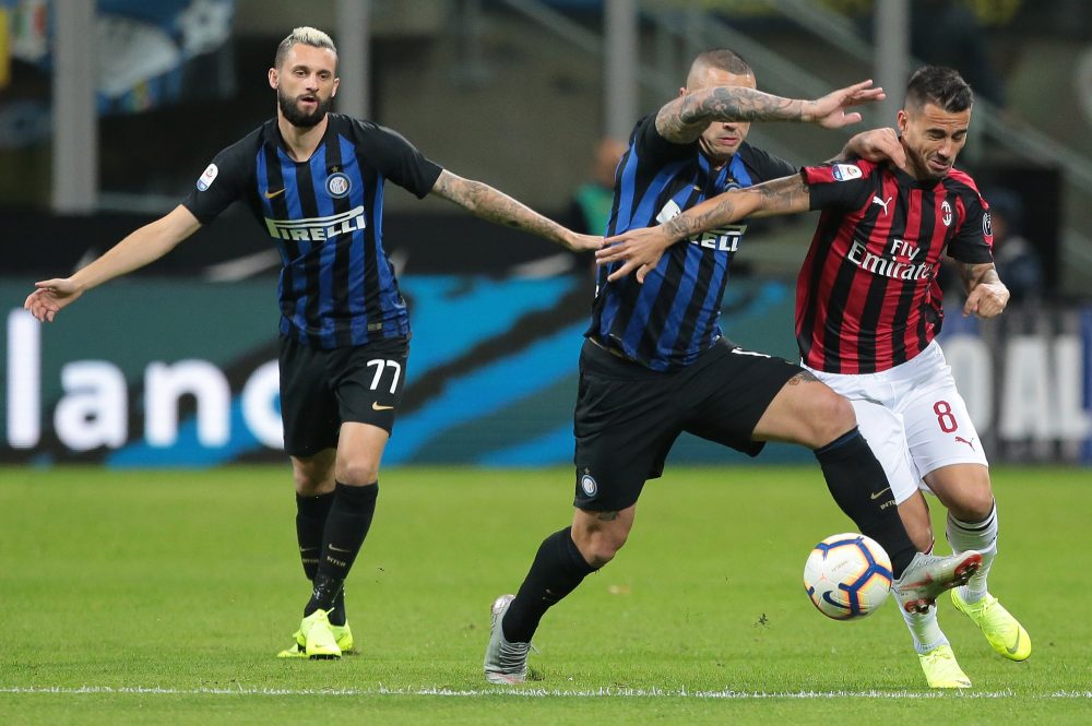 MILAN, ITALY - OCTOBER 21: Fernandez Suso (R) of AC Milan competes for the ball with Radja Nainggolan of FC Internazionale during the Serie A match between FC Internazionale and AC Milan at Stadio Giuseppe Meazza on October 21, 2018 in Milan, Italy. (Photo by Emilio Andreoli/Getty Images)
