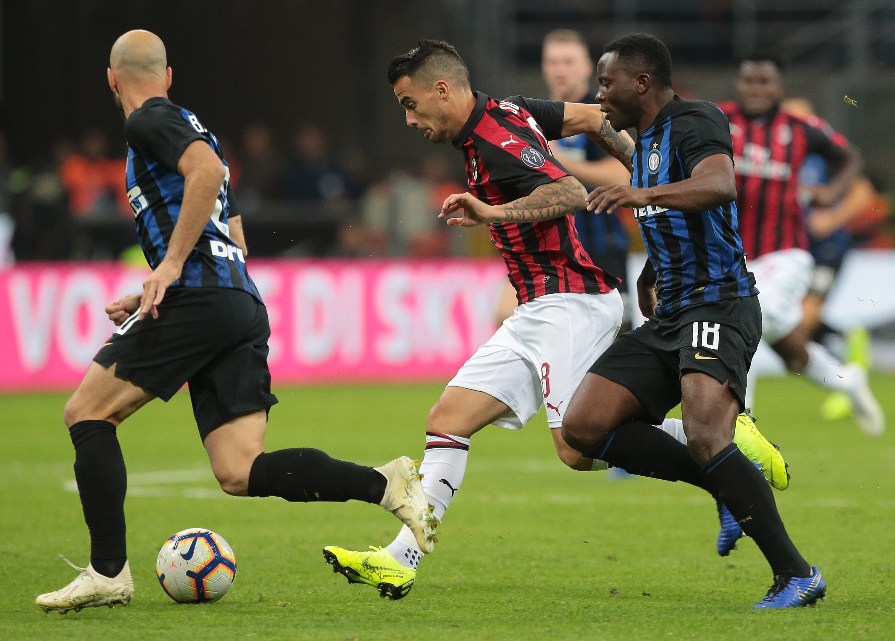 MILAN, ITALY - OCTOBER 21: Fernandez Suso (C) of AC Milan is challenged by Kwadwo Asamoah of FC Internazionale during the Serie A match between FC Internazionale and AC Milan at Stadio Giuseppe Meazza on October 21, 2018 in Milan, Italy. (Photo by Emilio Andreoli/Getty Images)
