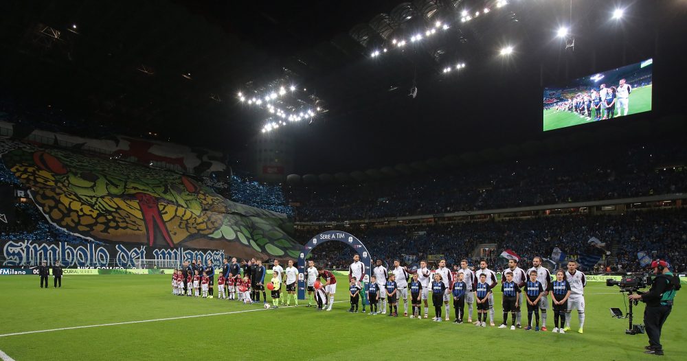 MILAN, ITALY - OCTOBER 21: FC Internazionale team and AC Milan team line up before the Serie A match between FC Internazionale and AC Milan at Stadio Giuseppe Meazza on October 21, 2018 in Milan, Italy. (Photo by Emilio Andreoli/Getty Images)