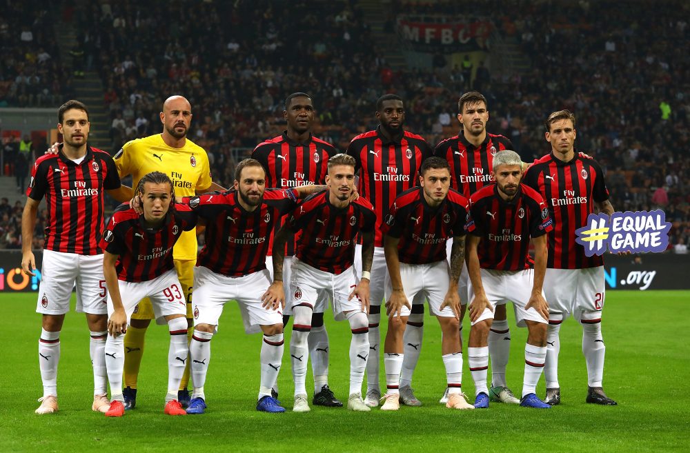 MILAN, ITALY - OCTOBER 25: AC Milan team line up before the UEFA Europa League Group F match between AC Milan and Real Betis at Stadio Giuseppe Meazza on October 25, 2018 in Milan, Italy. (Photo by Marco Luzzani/Getty Images)
