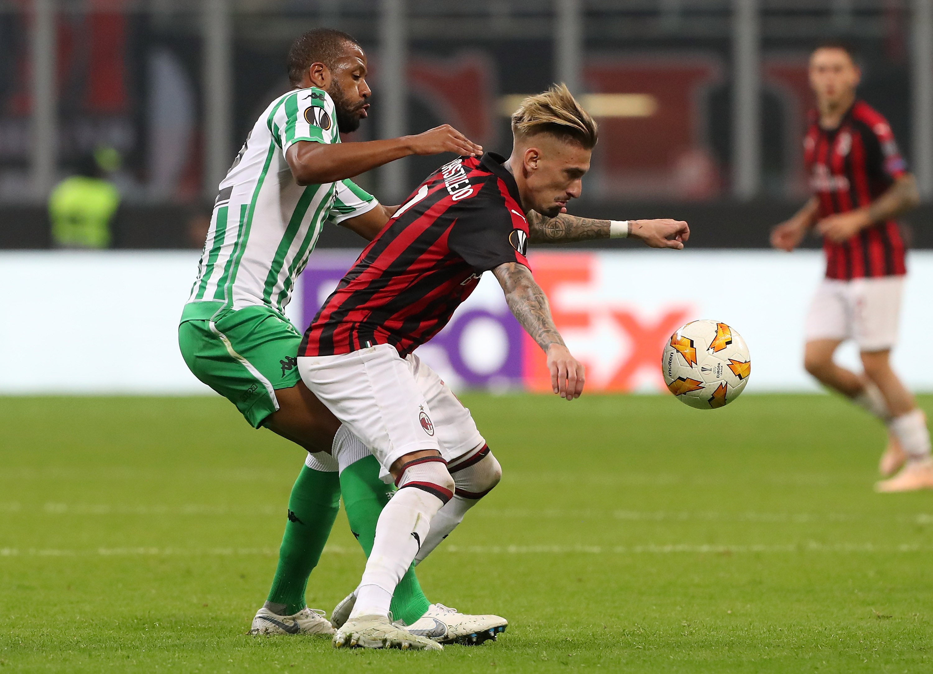 MILAN, ITALY - OCTOBER 25: Samuel Castillejo (R) of AC Milan is challenged by Pau Lopez (L) of Real Betis during the UEFA Europa League Group F match between AC Milan and Real Betis at Stadio Giuseppe Meazza on October 25, 2018 in Milan, Italy. (Photo by Marco Luzzani/Getty Images)