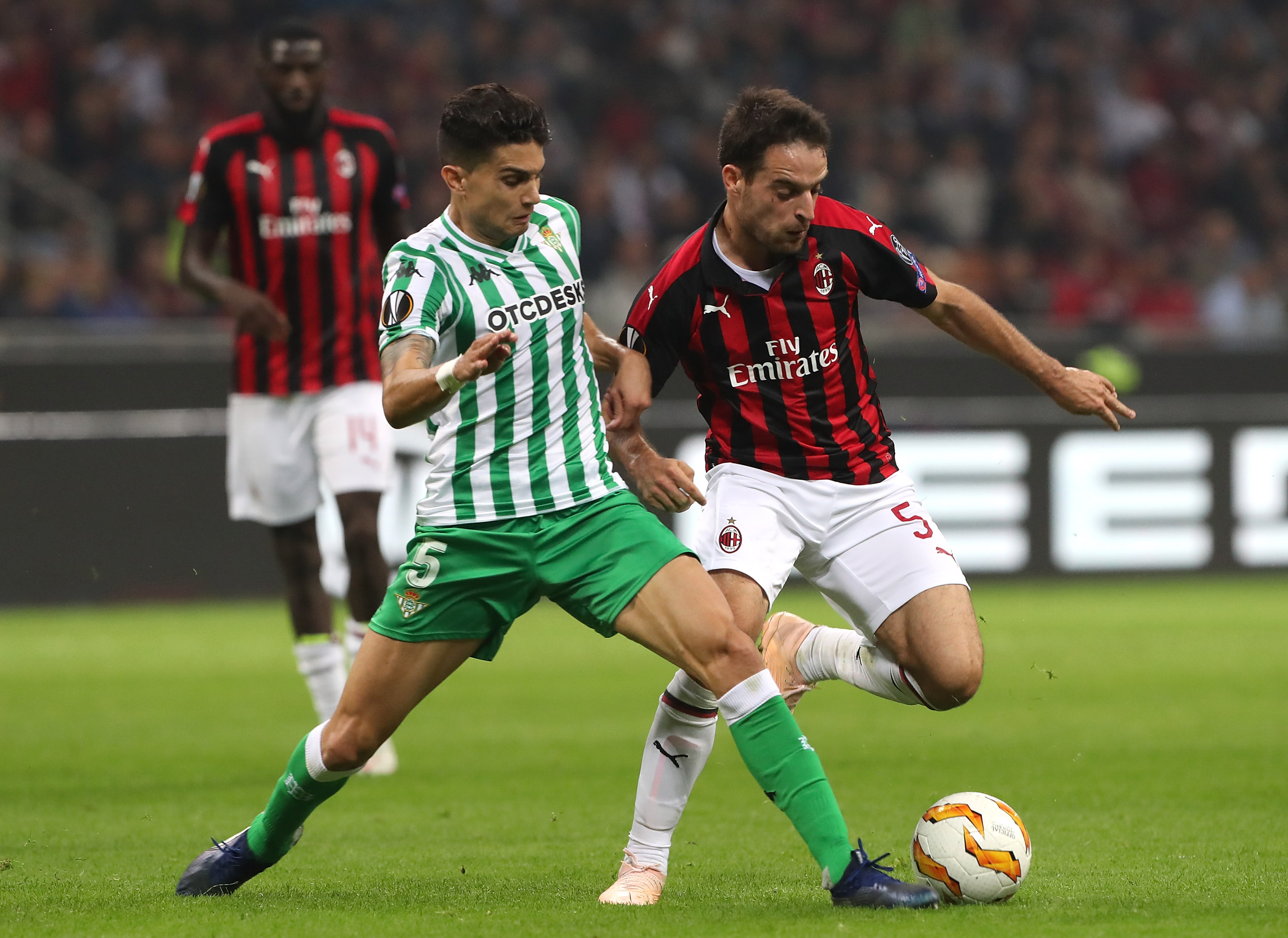 MILAN, ITALY - OCTOBER 25: Giacomo Bonaventura (R) of AC Milan competes for the ball with Marc Bartra (L) of Real Betis during the UEFA Europa League Group F match between AC Milan and Real Betis at Stadio Giuseppe Meazza on October 25, 2018 in Milan, Italy. (Photo by Marco Luzzani/Getty Images)