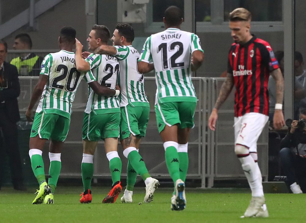 MILAN, ITALY - OCTOBER 25: Giovanni Lo Celso of Real Betis (2nd L) celebrates his goal with his team-mates during the UEFA Europa League Group F match between AC Milan and Real Betis at Stadio Giuseppe Meazza on October 25, 2018 in Milan, Italy. (Photo by Marco Luzzani/Getty Images)