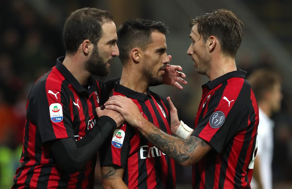 MILAN, ITALY - OCTOBER 28: Fernandez Suso (C) of AC Milan celebrates his goal with his team-mates Lucas Biglia (R) and Gonzalo Higuain (L) during the Serie A match between AC Milan and UC Sampdoria at Stadio Giuseppe Meazza on October 28, 2018 in Milan, Italy. (Photo by Marco Luzzani/Getty Images)