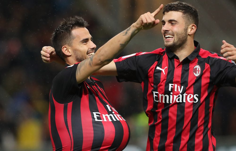 MILAN, ITALY - OCTOBER 31: Fernandez Suso (L) of AC Milan celebrates with his team-mate Patrick Cutrone (R) after scoring the opening goal during the serie A match between AC Milan and Genoa CFC at Stadio Giuseppe Meazza on October 31, 2018 in Milan, Italy. (Photo by Marco Luzzani/Getty Images)