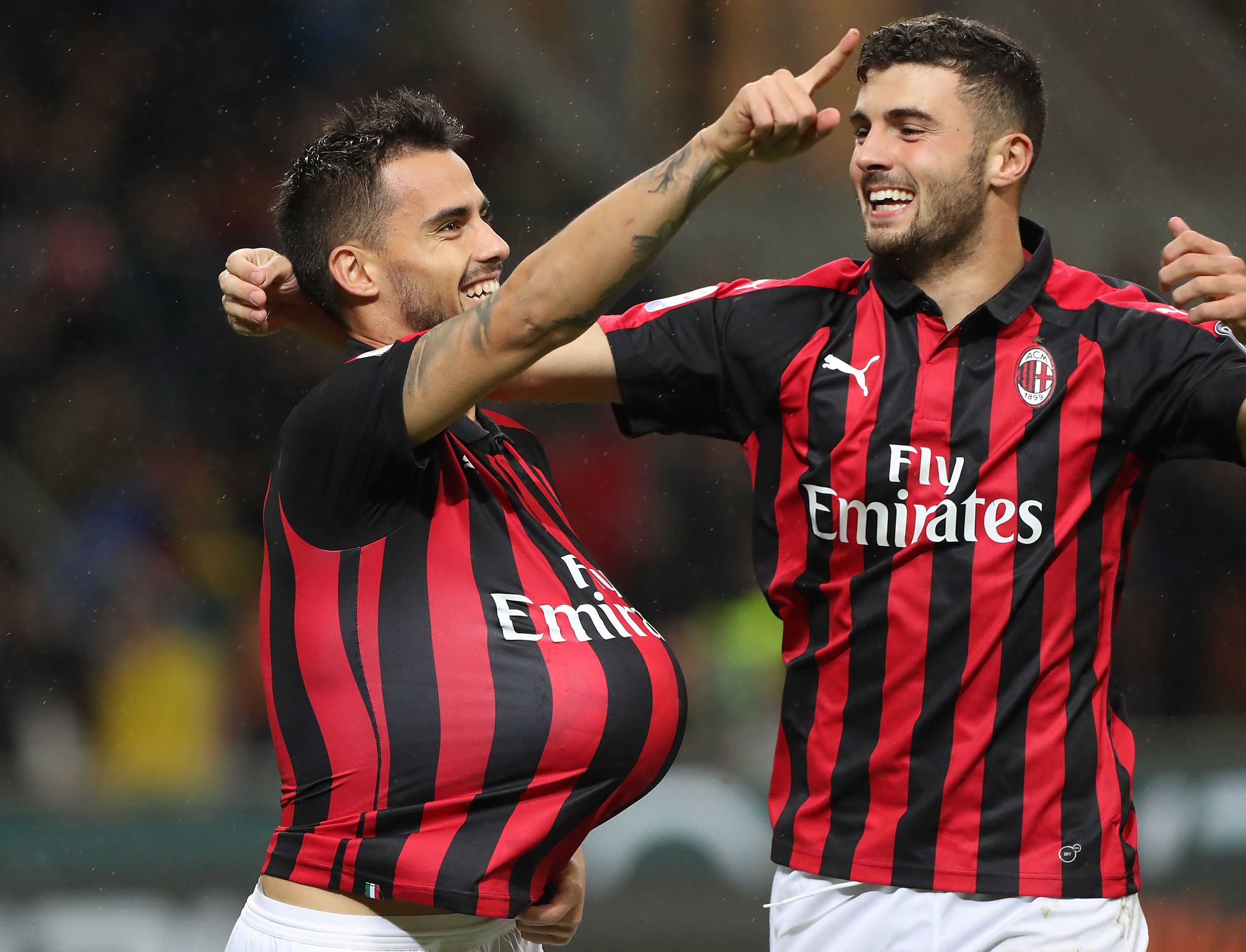 MILAN, ITALY - OCTOBER 31: Fernandez Suso (L) of AC Milan celebrates with his team-mate Patrick Cutrone (R) after scoring the opening goal during the serie A match between AC Milan and Genoa CFC at Stadio Giuseppe Meazza on October 31, 2018 in Milan, Italy. (Photo by Marco Luzzani/Getty Images)