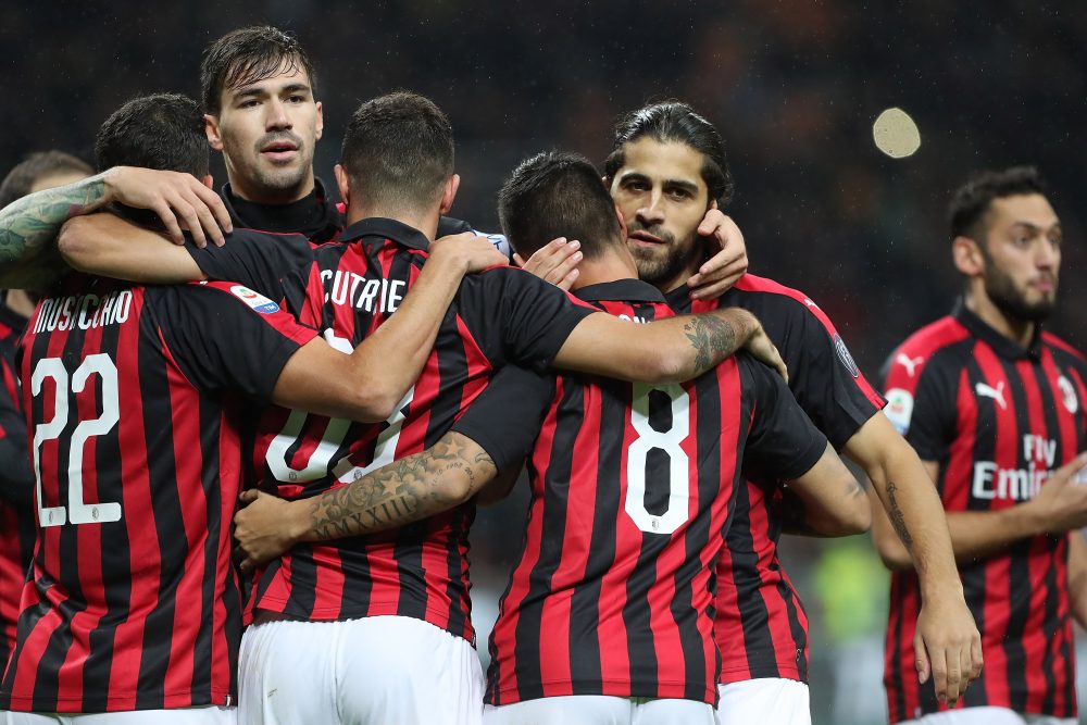 MILAN, ITALY - OCTOBER 31: Fernandez Suso #8 of AC Milan celebrates with his team-mates after scoring the opening goal during the serie A match between AC Milan and Genoa CFC at Stadio Giuseppe Meazza on October 31, 2018 in Milan, Italy. (Photo by Marco Luzzani/Getty Images)