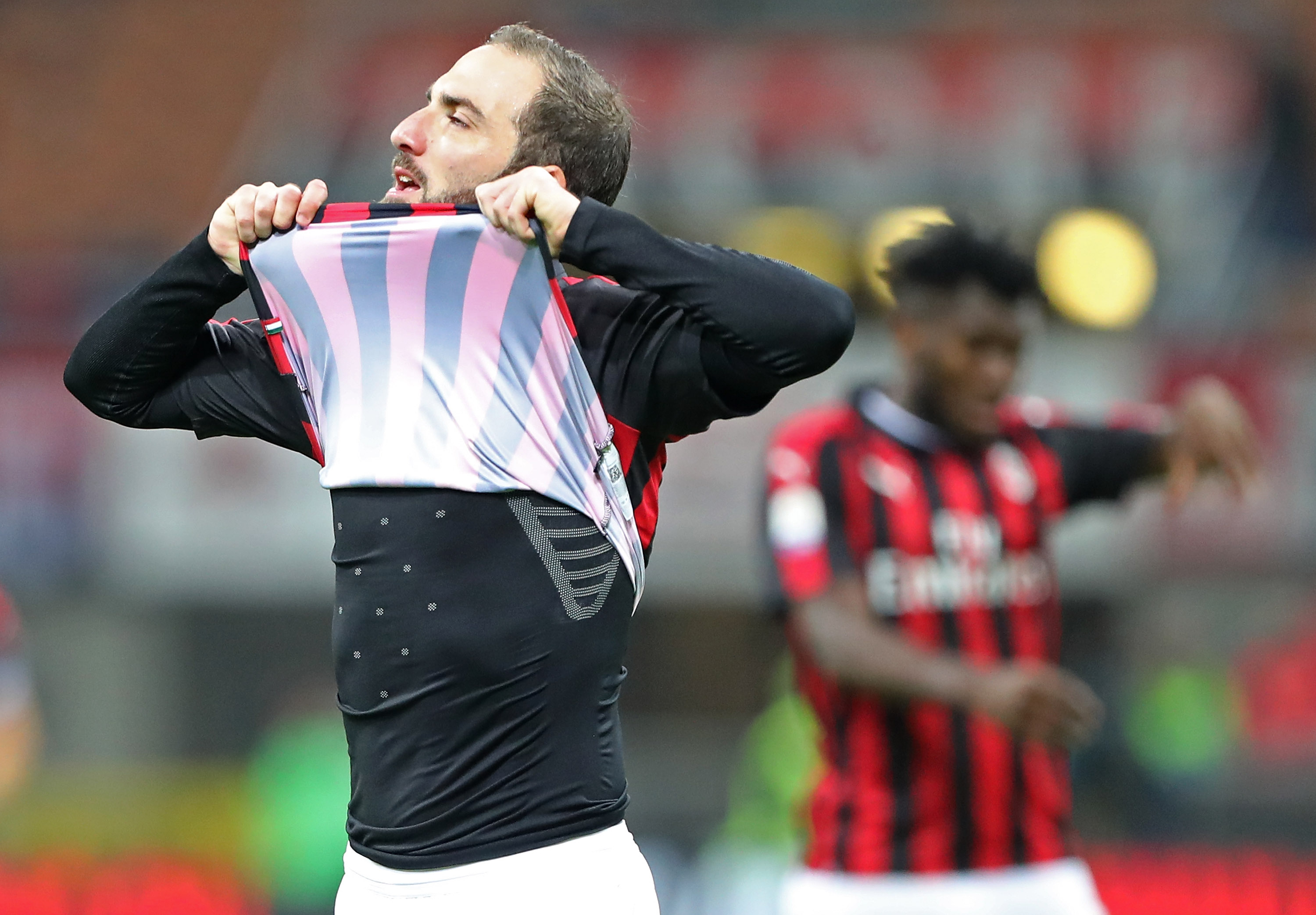MILAN, ITALY - OCTOBER 31: Gonzalo Higuain of AC Milan reacts after missing a chance of goal during the serie A match between AC Milan and Genoa CFC at Stadio Giuseppe Meazza on October 31, 2018 in Milan, Italy. (Photo by Marco Luzzani/Getty Images)