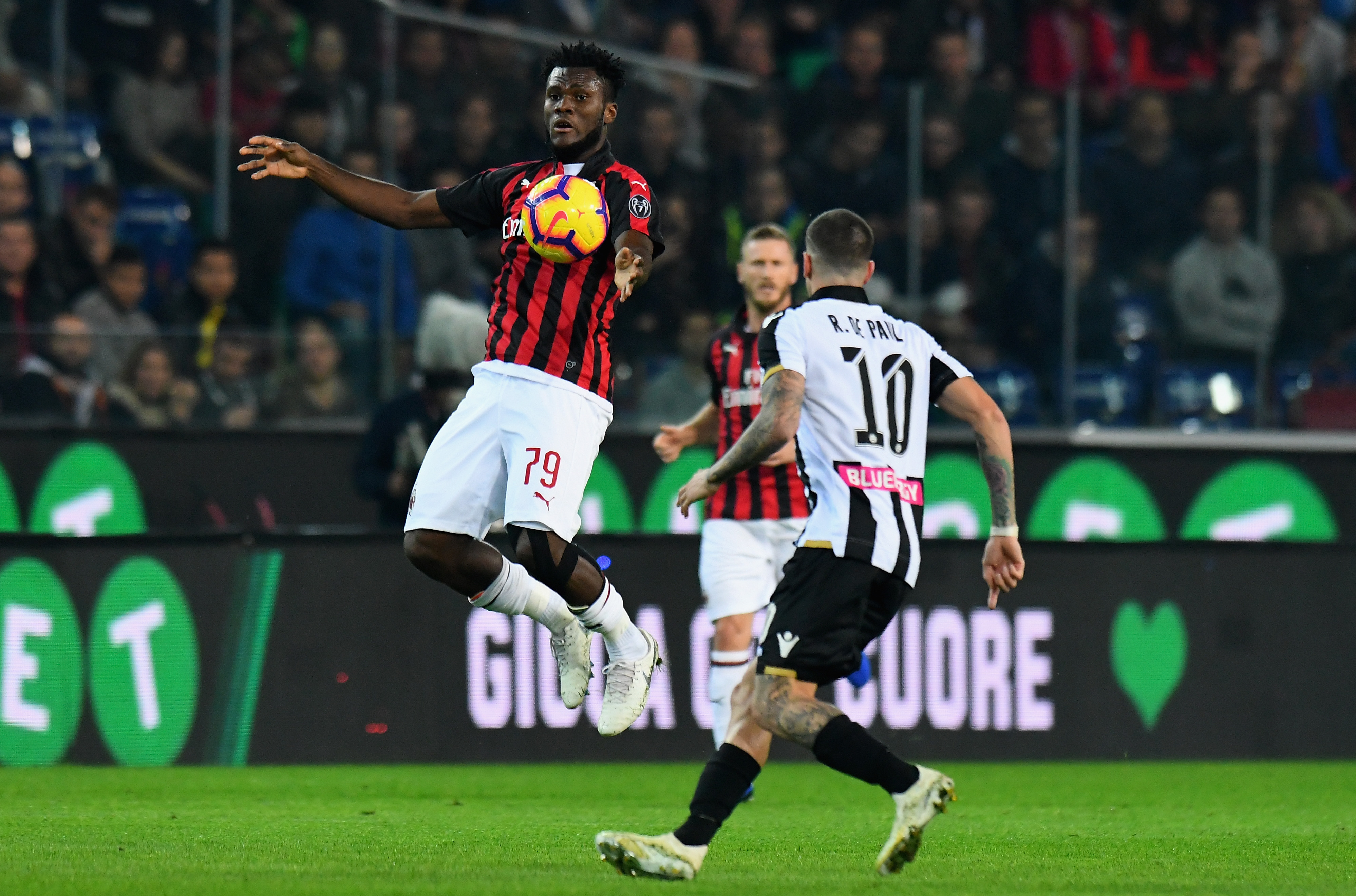 UDINE, ITALY - NOVEMBER 04: Frank Kessie of AC Milan controls the ball during the Serie A match between Udinese and AC Milan at Stadio Friuli on November 4, 2018 in Udine, Italy. (Photo by Alessandro Sabattini/Getty Images)