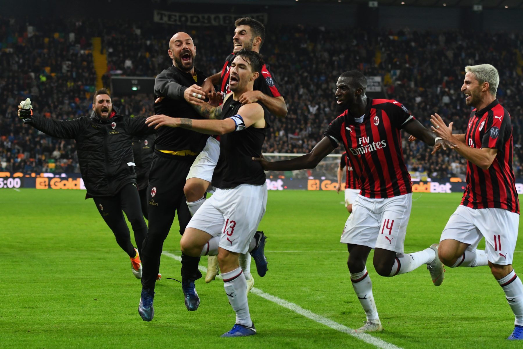 UDINE, ITALY - NOVEMBER 04: Alessio Romagnoli of AC Milan celebrates after scoring the opening goal during the Serie A match between Udinese and AC Milan at Stadio Friuli on November 4, 2018 in Udine, Italy. (Photo by Alessandro Sabattini/Getty Images)