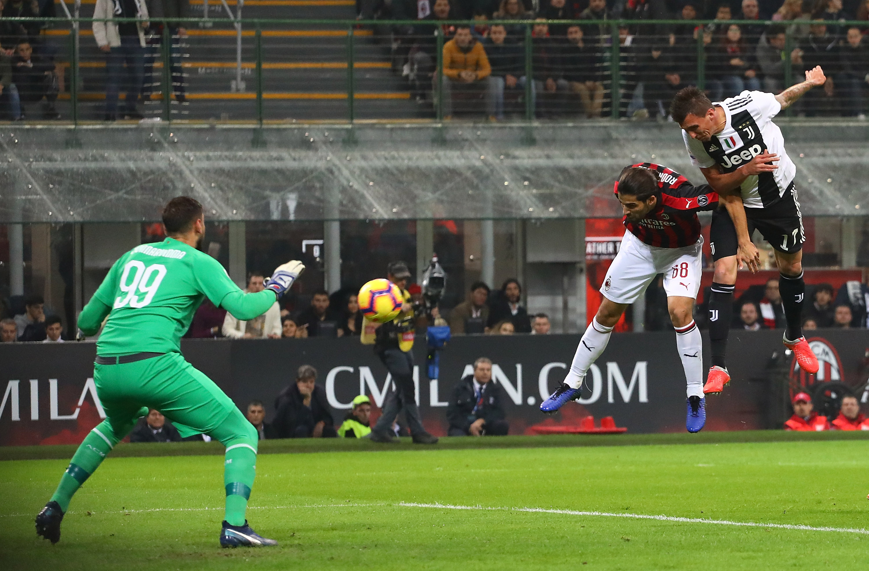 MILAN, ITALY - NOVEMBER 11: Mario Mandzukic (R) of Juventus FC scores the opening goal during the Serie A match between AC Milan and Juventus at Stadio Giuseppe Meazza on November 11, 2018 in Milan, Italy. (Photo by Marco Luzzani/Getty Images)