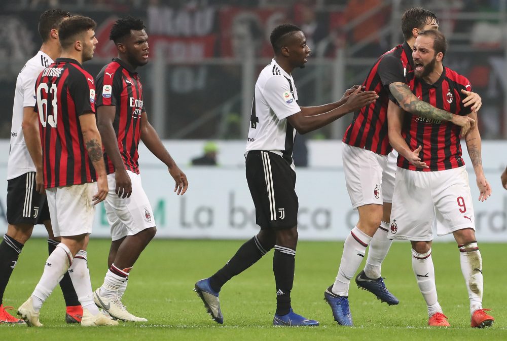 MILAN, ITALY - NOVEMBER 11: Gonzalo Higuain (R) of AC Milan shows his anger for receiving the red card during the Serie A match between AC Milan and Juventus at Stadio Giuseppe Meazza on November 11, 2018 in Milan, Italy. (Photo by Marco Luzzani/Getty Images)