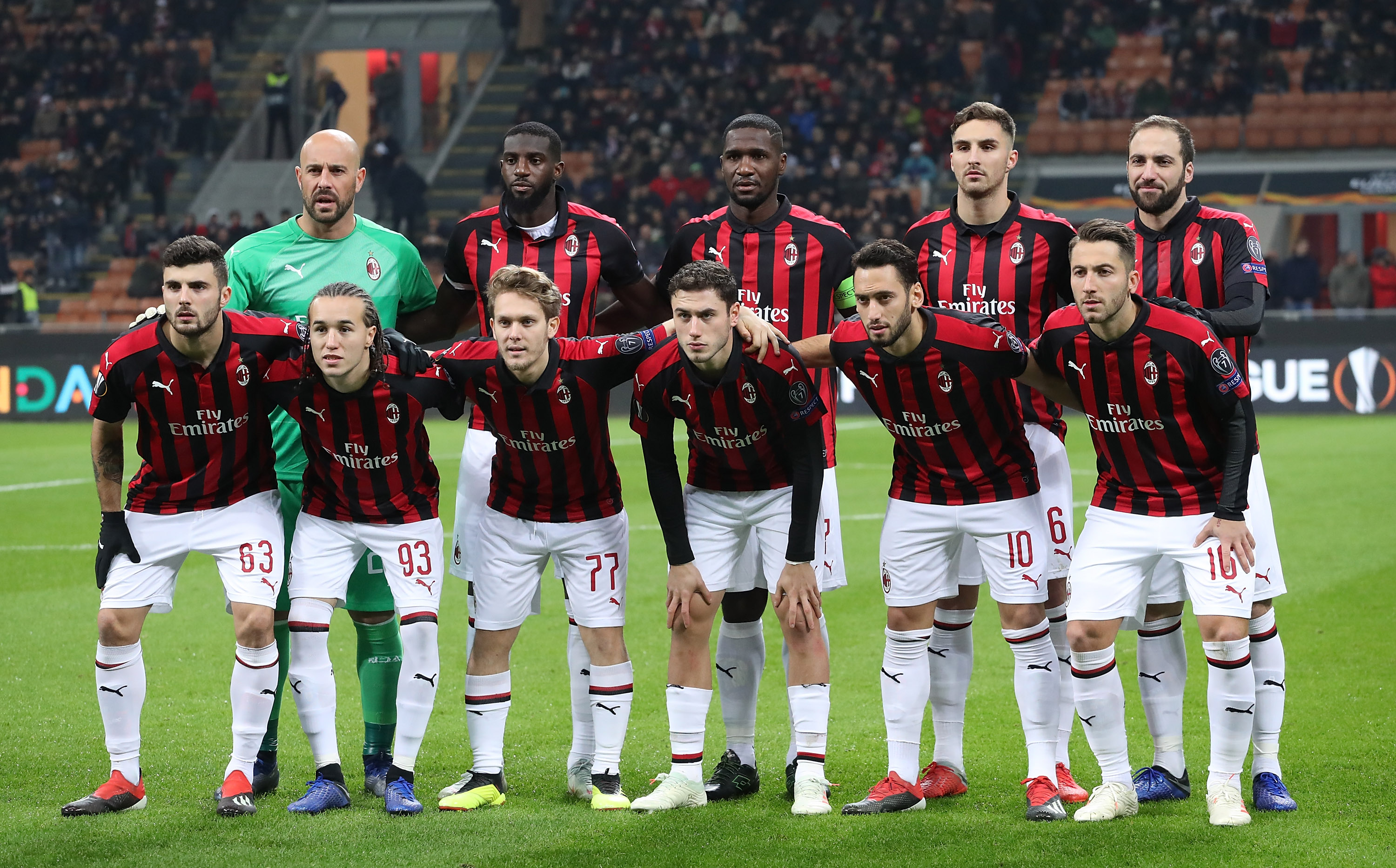 MILAN, ITALY - NOVEMBER 29: AC Milan team line up before the UEFA Europa League Group F match between AC Milan and F91 Dudelange at Stadio Giuseppe Meazza on November 29, 2018 in Milan, Italy. (Photo by Marco Luzzani/Getty Images)