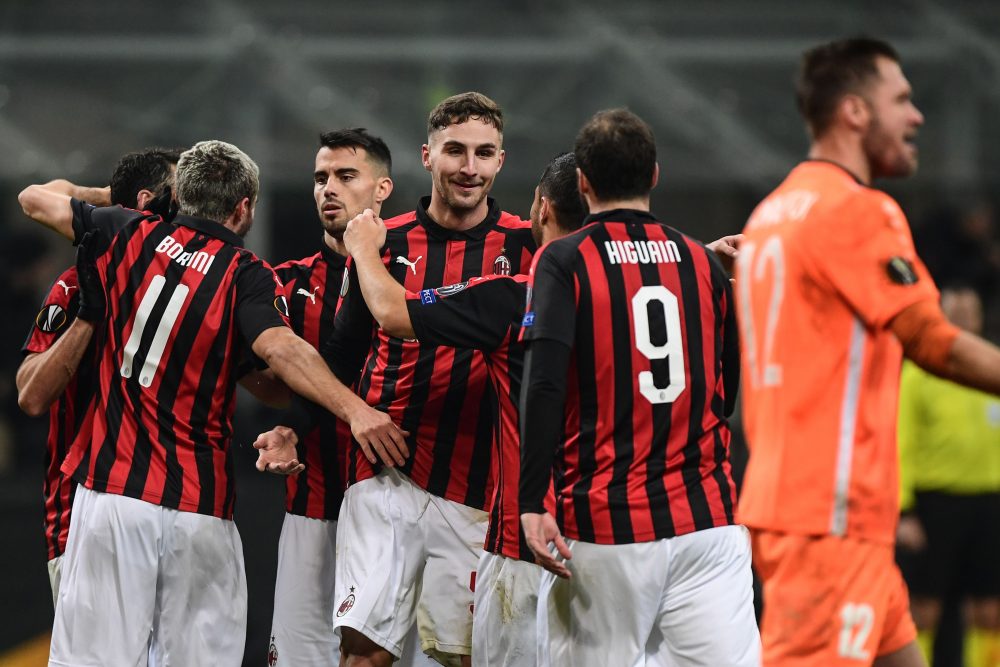 AC Milan's Italian forward Fabio Borini (L) celebrates with AC Milan's Czech defender Stefan Simic (C) and teammates after scoring 5-2 during the UEFA Europa League group F football match AC Milan vs F91 Dudelange on November 29, 2018 at the San Siro stadium in Milan. (Photo by Miguel MEDINA / AFP) (Photo credit should read MIGUEL MEDINA/AFP/Getty Images)
