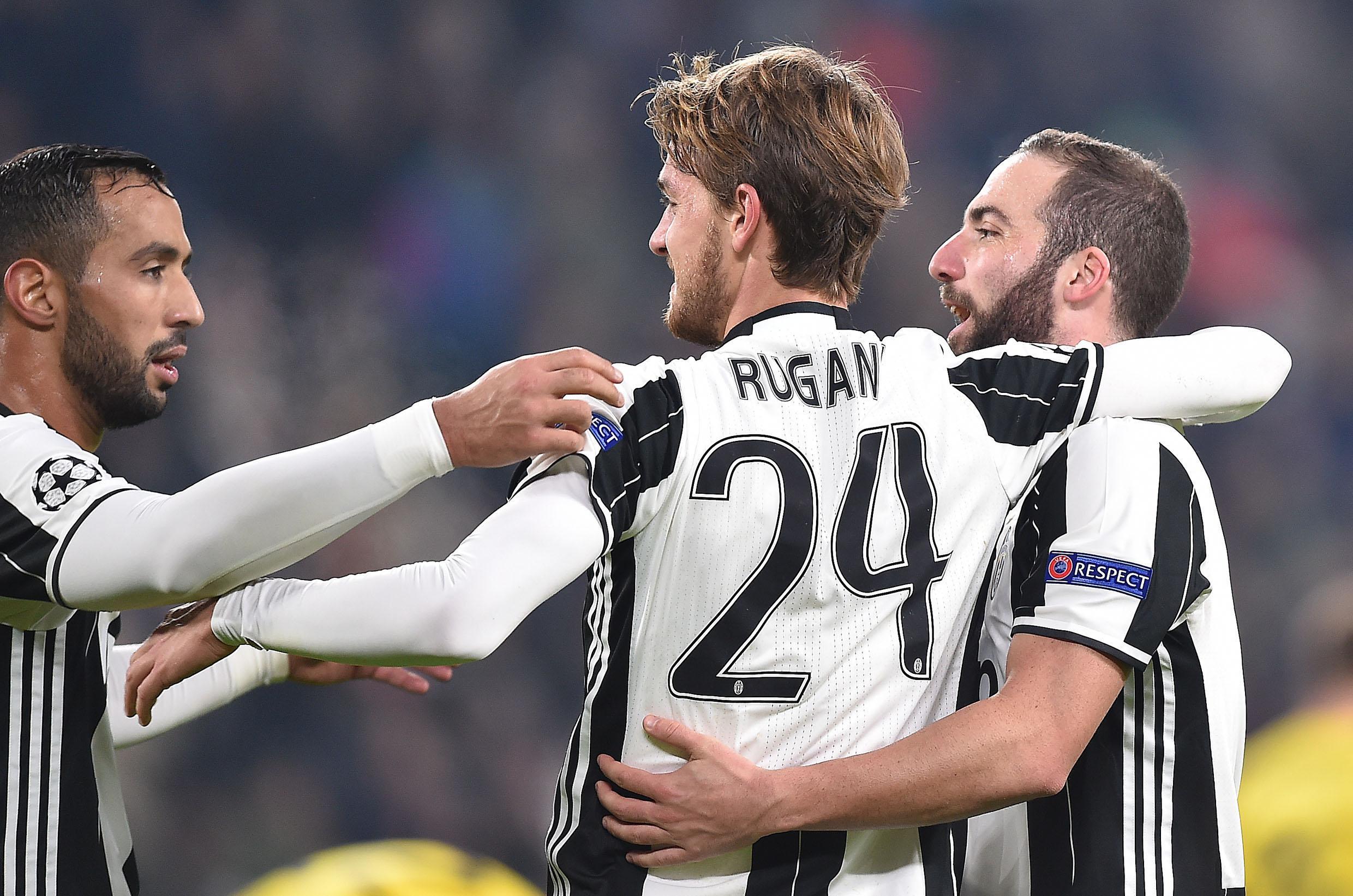 Juventus's Daniele Rugani jubilates with his teammate Gonzalo Higuain after scoring the goal during the Uefa Champions League soccer match Juventus vs Dinamo Zagabria at Juventus Stadium in Turin, Italy, 7 December 2016 ANSA/ALESSANDRO DI MARCO