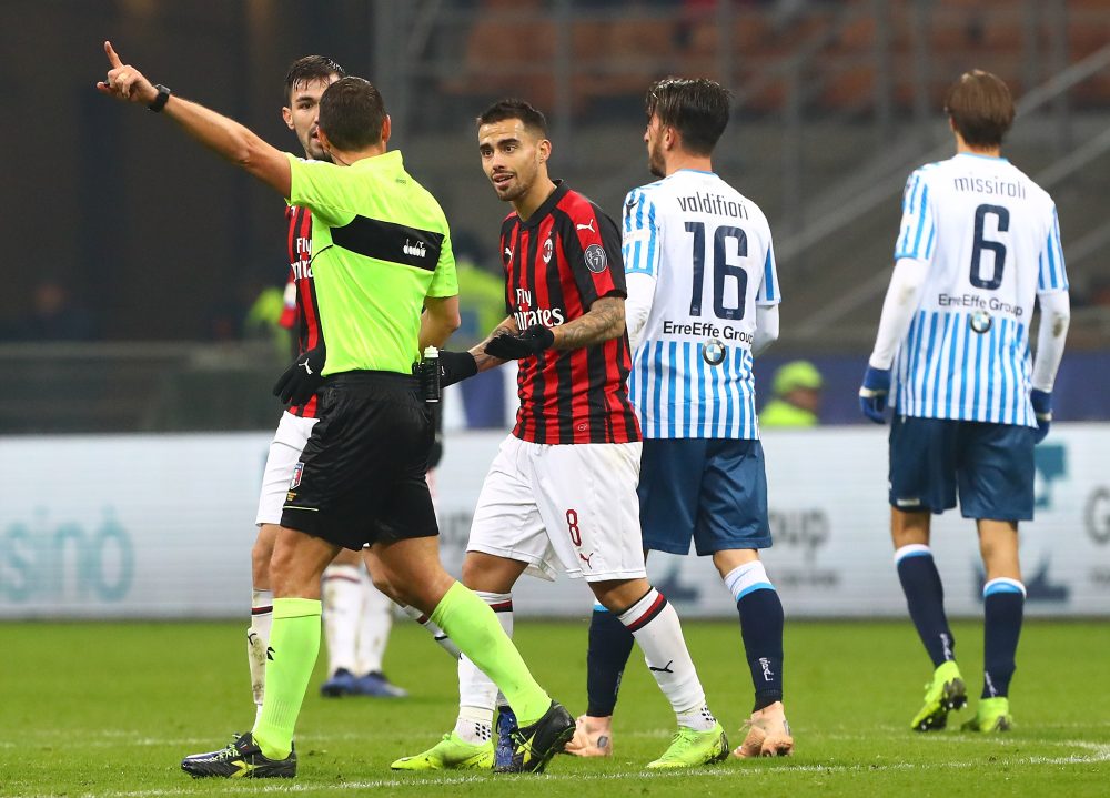MILAN, ITALY - DECEMBER 29: Referee Rosario Abisso shows the red card to Fernandez Suso (L) of AC Milan during the Serie A match between AC Milan and SPAL at Stadio Giuseppe Meazza on December 29, 2018 in Milan, Italy. (Photo by Marco Luzzani/Getty Images)