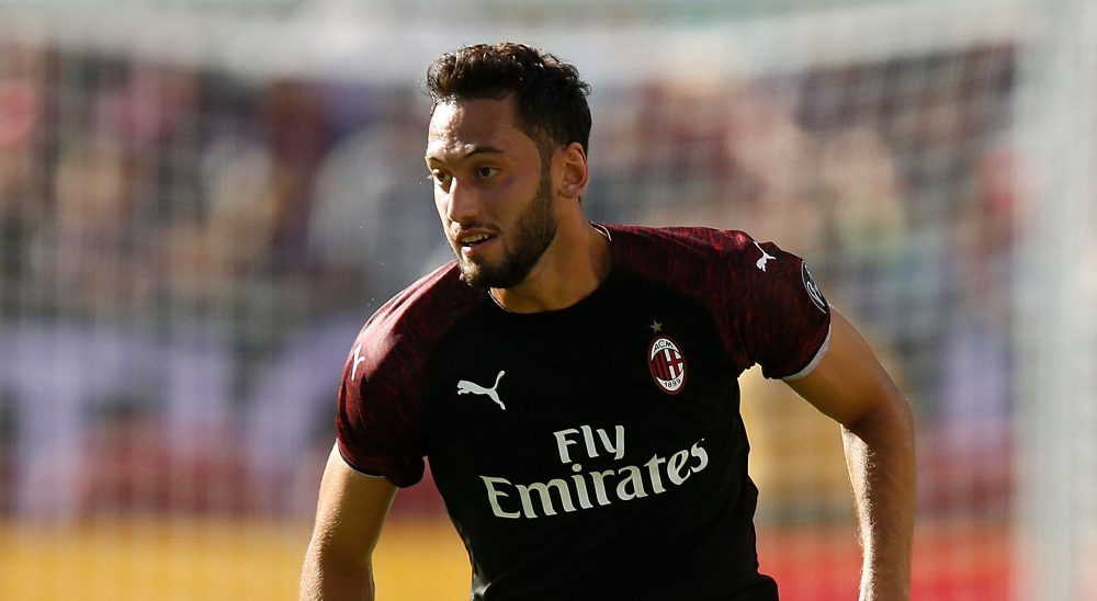 SANTA CLARA, CA - AUGUST 04: Hakan Calhanoglu #10 of AC Milan runs with the ball during the International Champions Cup match against FC Barcelona at Levi's Stadium on August 4, 2018 in Santa Clara, California. (Photo by Lachlan Cunningham/Getty Images)