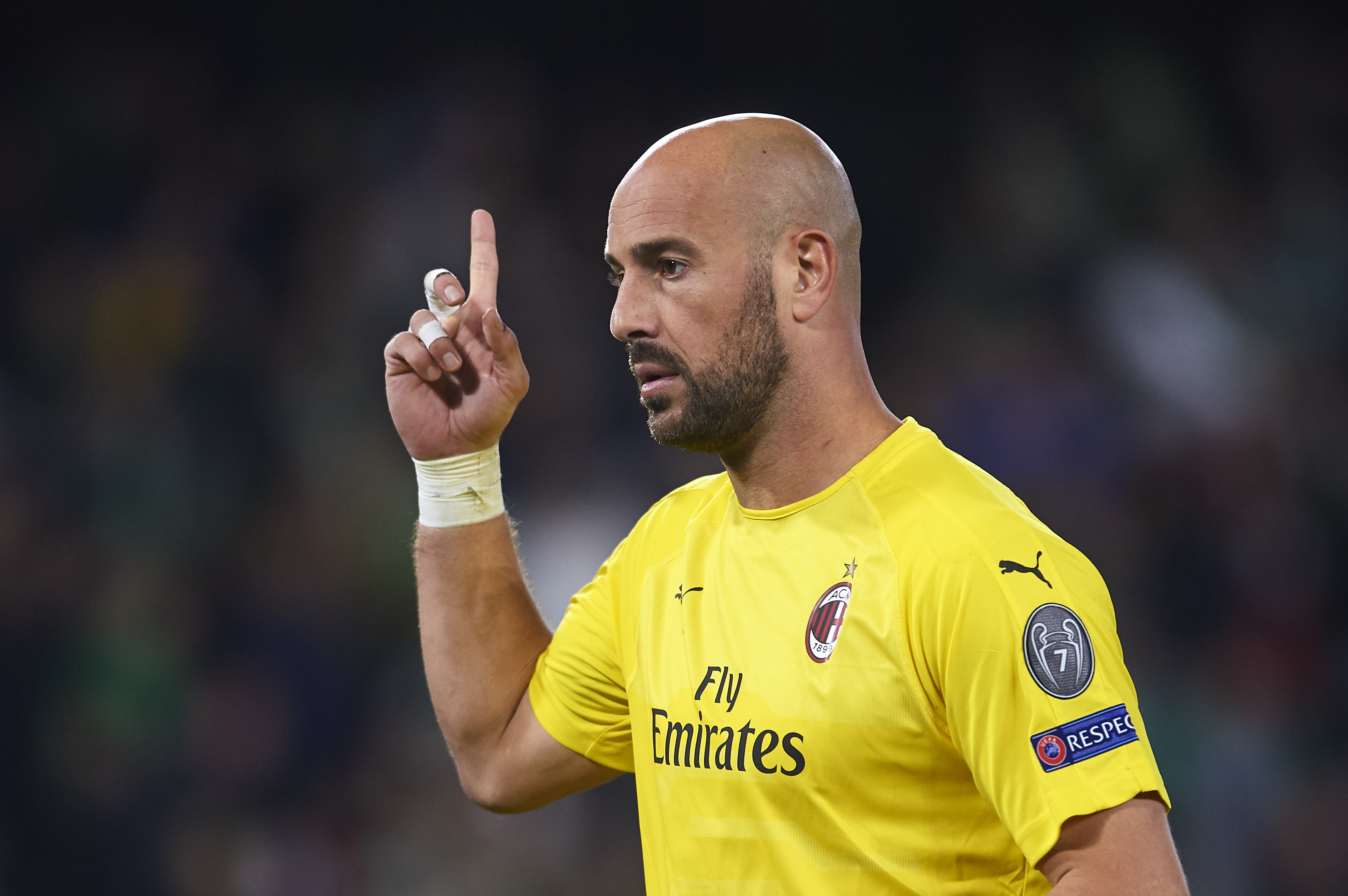 SEVILLE, SPAIN - NOVEMBER 08: Pepe Reina of AC Milan reacts during the UEFA Europa League Group F match between Real Betis and AC Milan at Estadio Benito Villamarin on November 8, 2018 in Seville, Spain. (Photo by Aitor Alcalde/Getty Images)