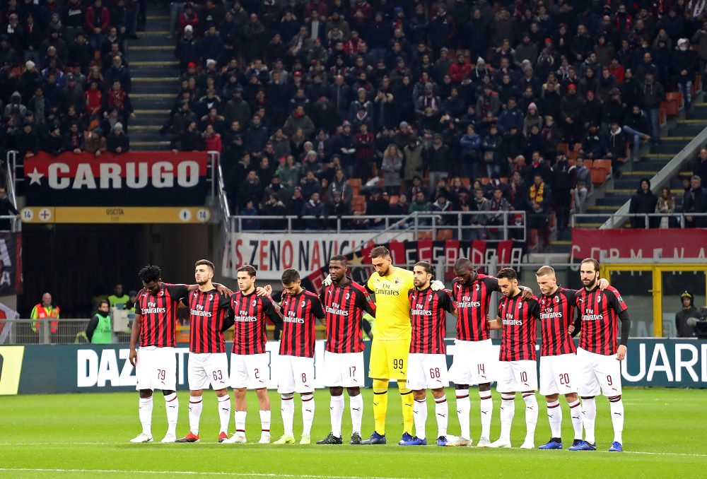 MILAN, ITALY - DECEMBER 09: Players of AC Milan during the minute of silence in tribute to Gigi Radice before the Serie A match between AC Milan and Torino FC at Stadio Giuseppe Meazza on December 9, 2018 in Milan, Italy. (Photo by Marco Luzzani/Getty Images)