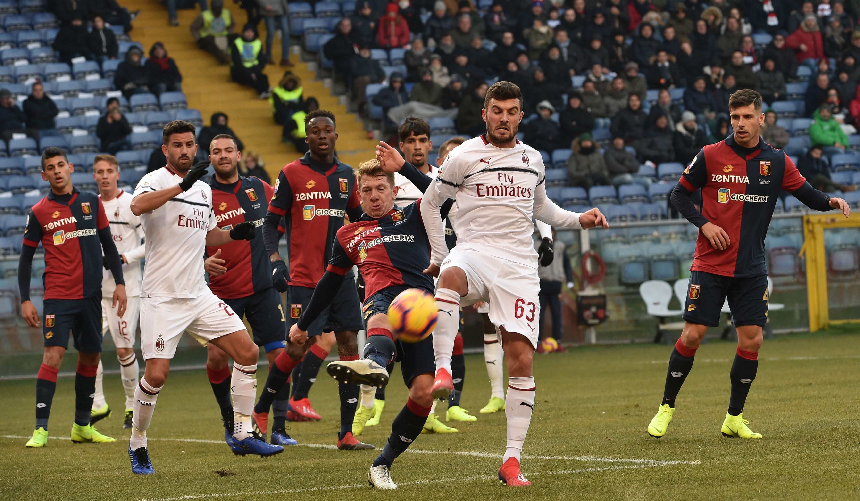GENOA, ITALY - JANUARY 21: Patrick Cutrone of Milan and Esteban Rolon of Genoa battle for the ball during the Serie A match between Genoa CFC and AC Milan at Stadio Luigi Ferraris on January 21, 2019 in Genoa, Italy. (Photo by Paolo Rattini/Getty Images)