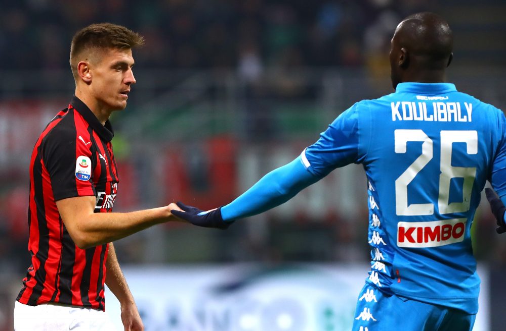 MILAN, ITALY - JANUARY 26: Krzysztof Piatek (L) of AC Milan shakes hands with Kalidou Koulibaly (R) of SSC Napoli during the Serie A match between AC Milan and SSC Napoli at Stadio Giuseppe Meazza on January 26, 2019 in Milan, Italy. (Photo by Marco Luzzani/Getty Images)