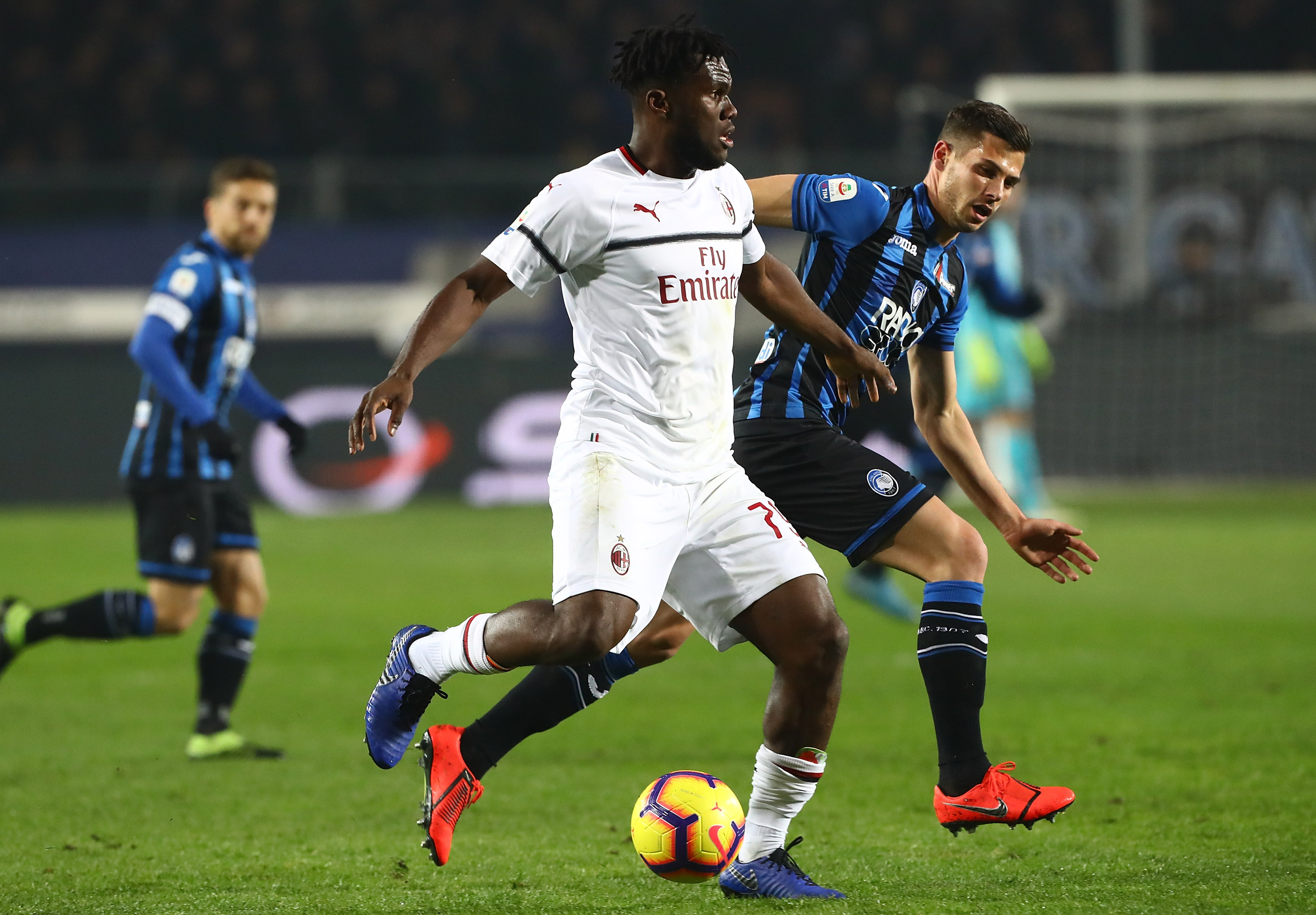 BERGAMO, ITALY - FEBRUARY 16: Franck Kessie of AC Milan competes for the ball with Remo Freuler (back) of Atalanta BC during the Serie A match between Atalanta BC and AC Milan at Stadio Atleti Azzurri d'Italia on February 16, 2019 in Bergamo, Italy. (Photo by Marco Luzzani/Getty Images)