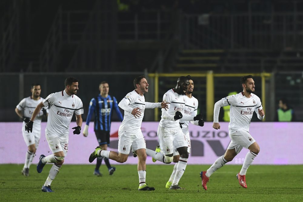 AC Milan's Turkish midfielder Hakan Calhanoglu (R) celebrates with teamnmates after scoring a goal during the Italian Serie A football match between Atalanta Bergamo and AC Milan on February 16, 2019, at the Atleti Azzurri d'Italia Stadium in Bergamo. (Photo by Miguel MEDINA / AFP) (Photo credit should read MIGUEL MEDINA/AFP/Getty Images)
